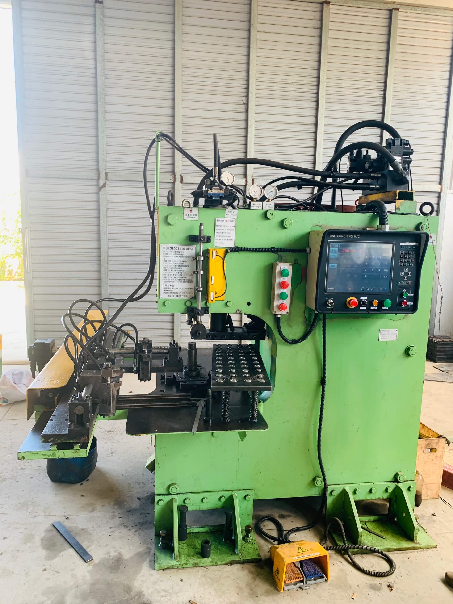 Máy đục lỗ CNC
